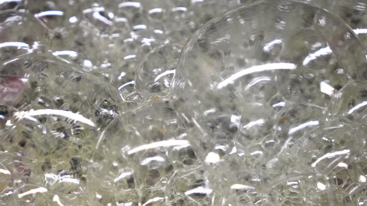 極度の高温下でジュージューと音を立てる油の表面。