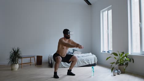 hombre haciendo cuclillas con auriculares vr