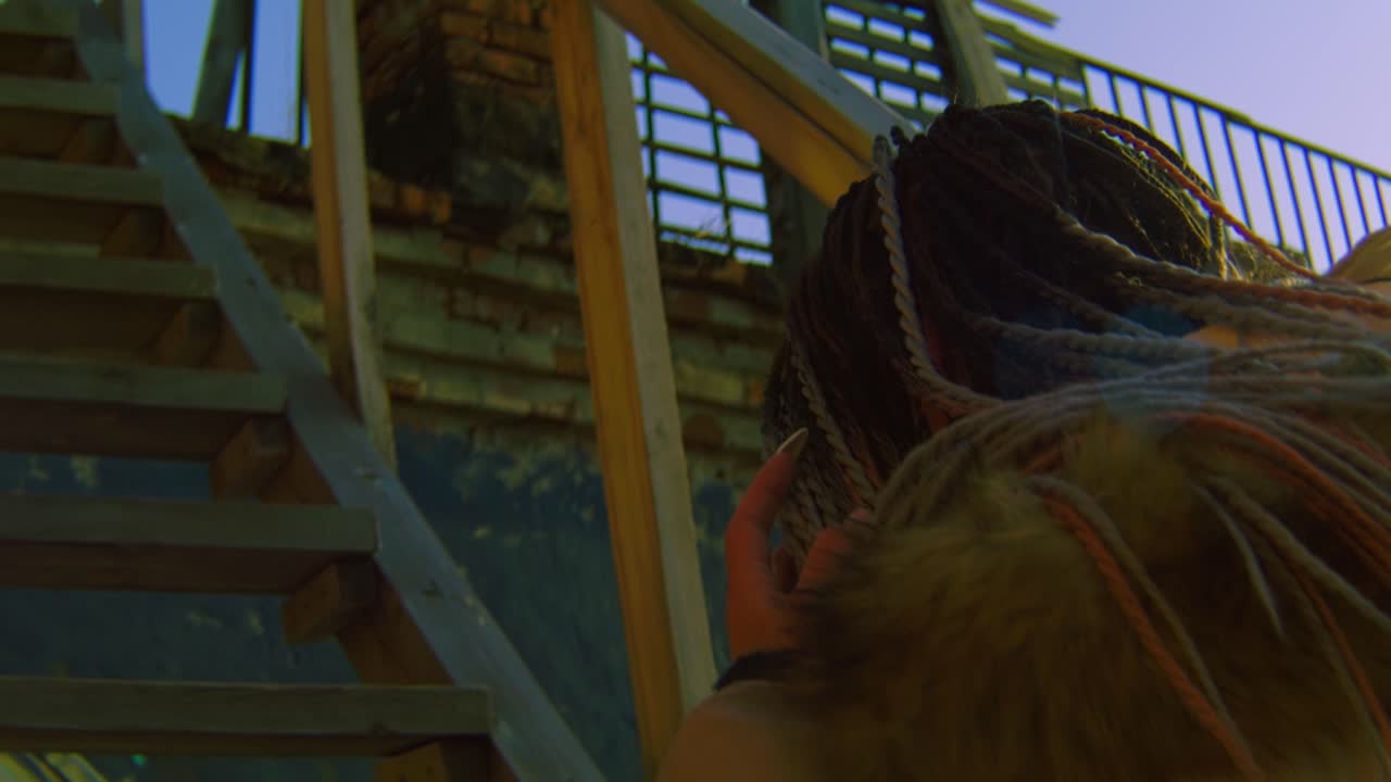 mujer subiendo escaleras de madera