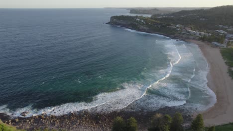 Olas-Espumosas-Salpicando-La-Costa-Arenosa-En-La-Playa-De-Avalon-En-Nueva-Gales-Del-Sur,-Australia---Toma-Aérea-De-Drones