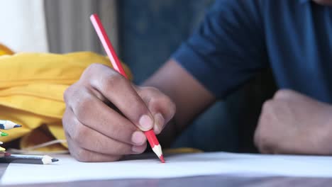 dibujo de un niño con lápiz de color rojo