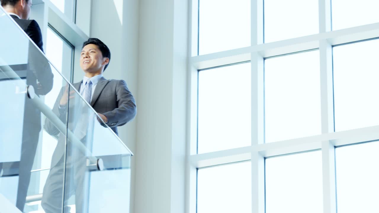 남성 여성 다민족 사업가 회의