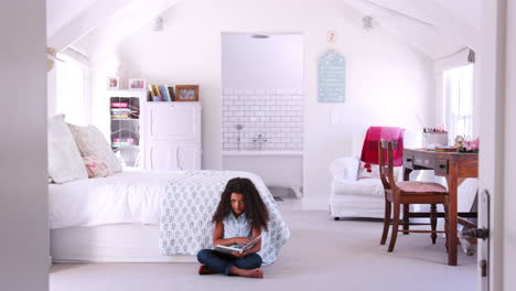 Una-Joven-Negra-Leyendo-Un-Libro-Sola-En-Su-Dormitorio.