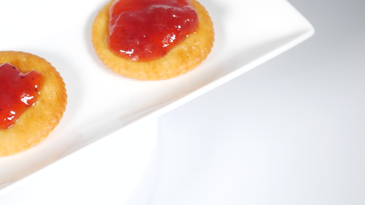 galletas redondas con mermelada de fresa