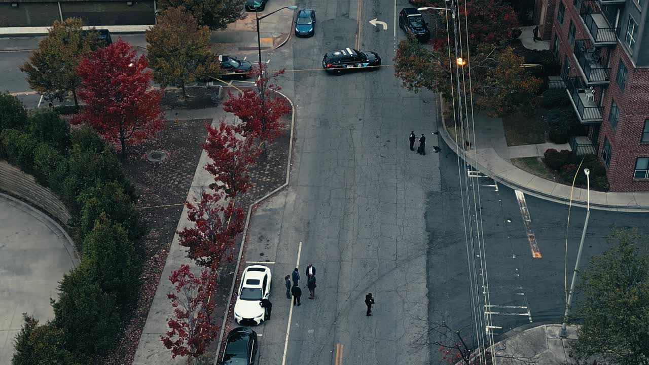 살인 사건으로 총기 난사 후 미국 마을의 범죄 현장