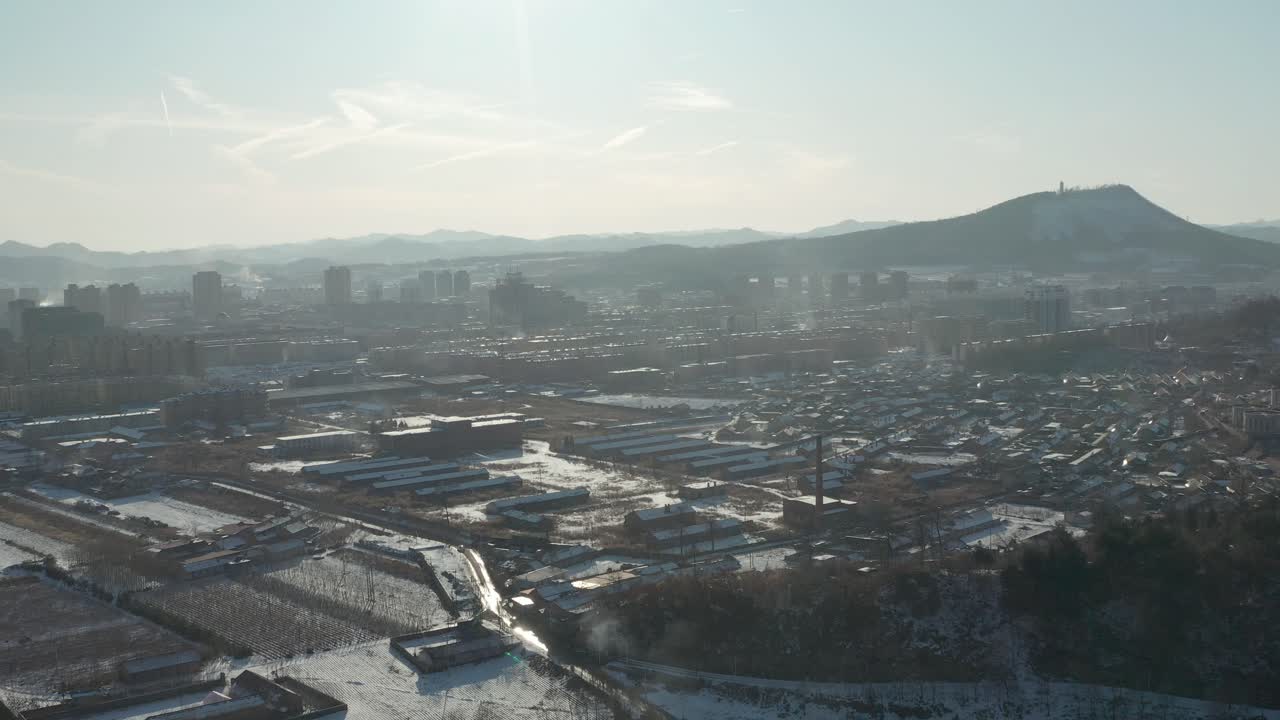 겨울 동안 산업 동부 공산주의 블록 도시의 광범위한