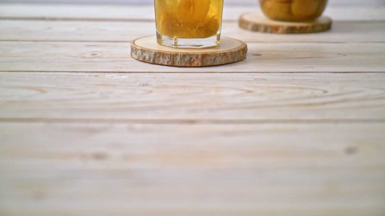 jugo de ciruela china con hielo y menta