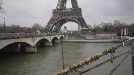 Brücke-Unter-Dem-Eiffelturm