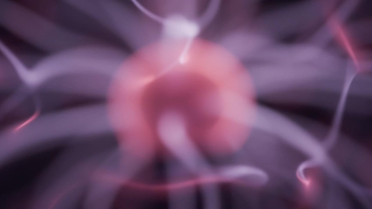 Primo piano di raggi di energia elettrica di una sfera al plasma. Al rallentatore
