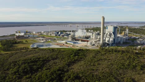 Zellstofffabrik-Am-Flussufer-In-Uruguay,-Südamerika