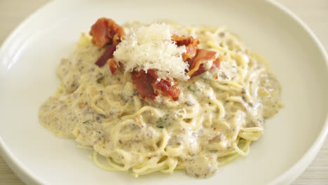 Spaghetti-Mit-Trüffel-Sahne-Sauce-Und-Champignons-Auf-Teller