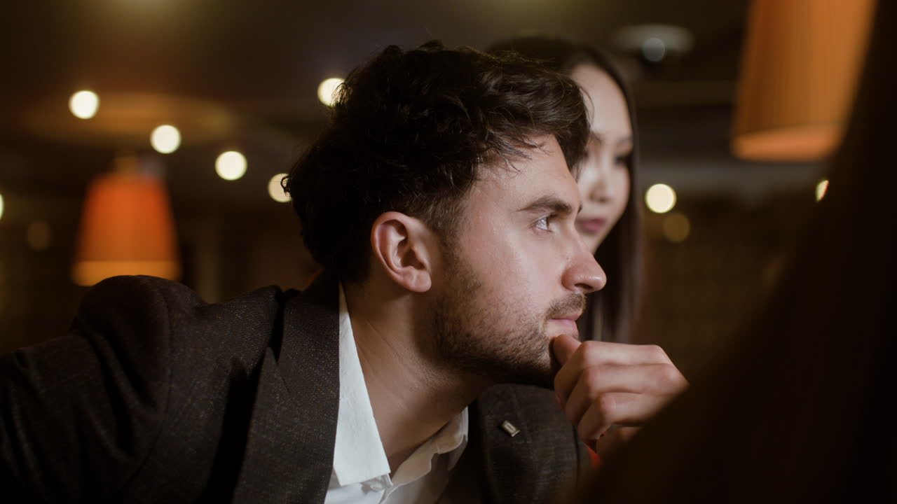 카지노에서 포커를 하는 남자.