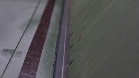 doblar metal en un dispositivo pesado