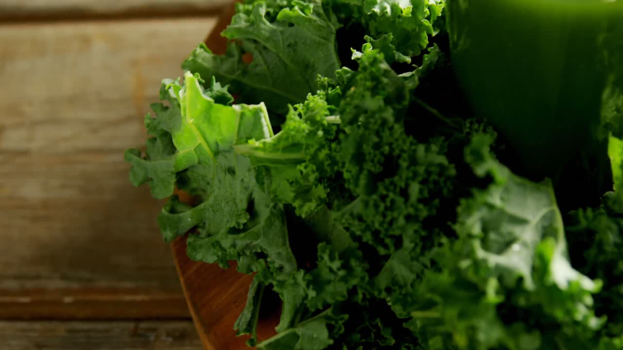 verduras de mostaza y jugo en tablero de madera 4k 4k