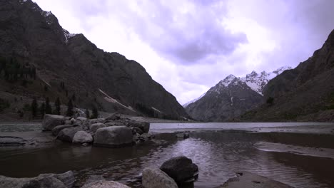 hermosa vista del lago rodeada de montañas