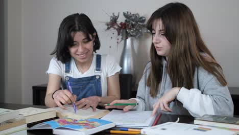 chica estudiando con fuentes