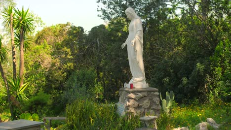 Aufnahme-Einer-Weißen-Statue-Im-Philosophischen-Park-Von-Capri,-Bedeckt-Mit-üppiger-Grüner-Vegetation-In-Migliara-In-Der-Nähe-Von-Anacapri,-Italien,-An-Einem-Sonnigen-Tag