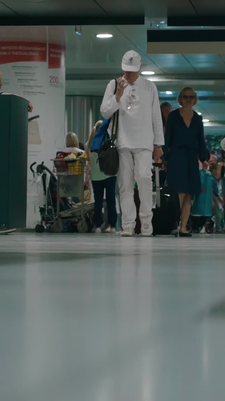 Wisatawan dengan Bagasi di Bandara