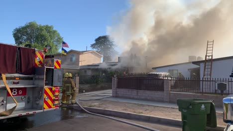 Humo-Que-Sale-De-Un-Gran-Incendio-En-Una-Casa