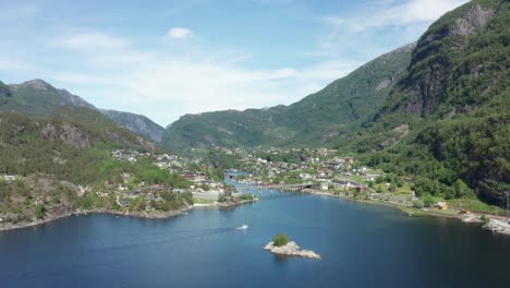 Ein-Boot,-Das-An-Sorfjorden-Bei-Stanghelle-Vorbeifährt-–-Idyllisches-Dorf-In-Vaksdal-–-Seitwärts-Bewegende,-Aufsteigende-Luftübersicht