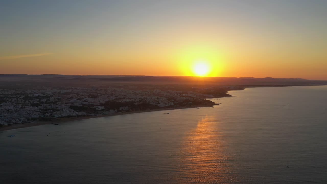 Nascer do sol no Algarve, vista aérea de Albufeira.