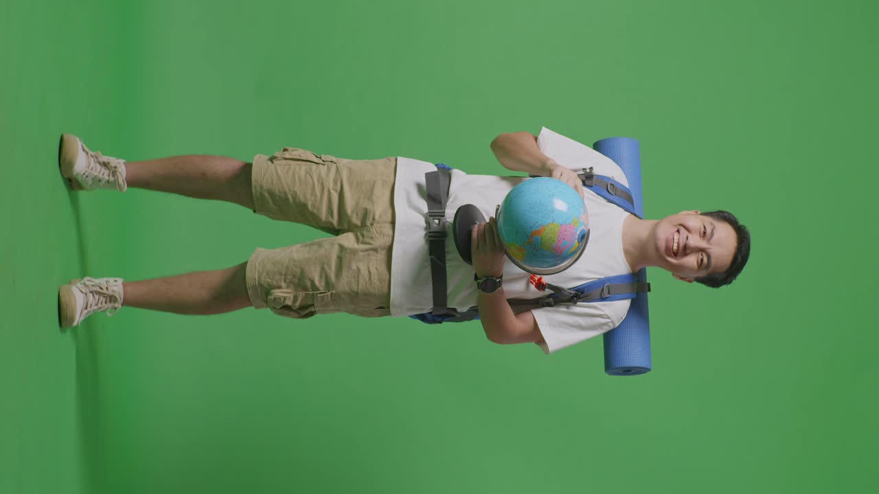 hombre sosteniendo un globo con una mochila