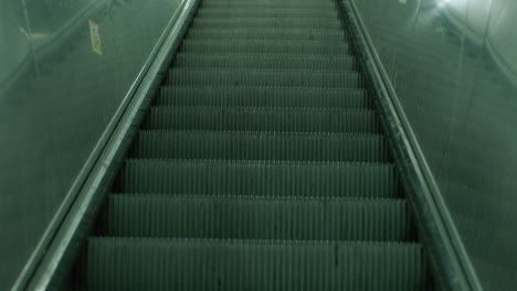 Escalera-Mecánica-Del-Metro-Vacía-Con-Poca-Luz,-Capturando-Una-Sensación-De-Soledad-Y-Tránsito-Urbano.