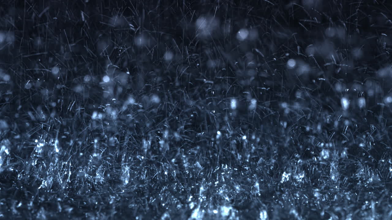 lluvia fuerte cayendo frente a la cámara contra la pantalla negra