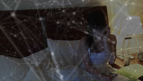 animación de la red de conexiones a través de una estudiante usando un teléfono inteligente desde casa