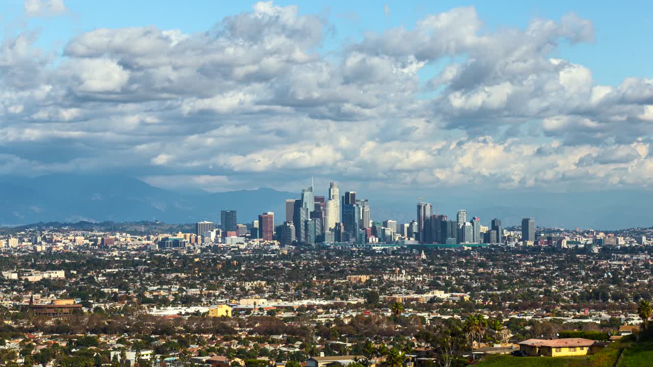 미국 캘리포니아 의 낮 에 로스앤젤레스 시내 의 스카이 라인 위 에 있는 구름
