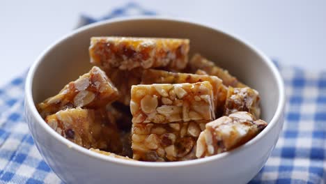 Caramelo dulce de maní en la mesa