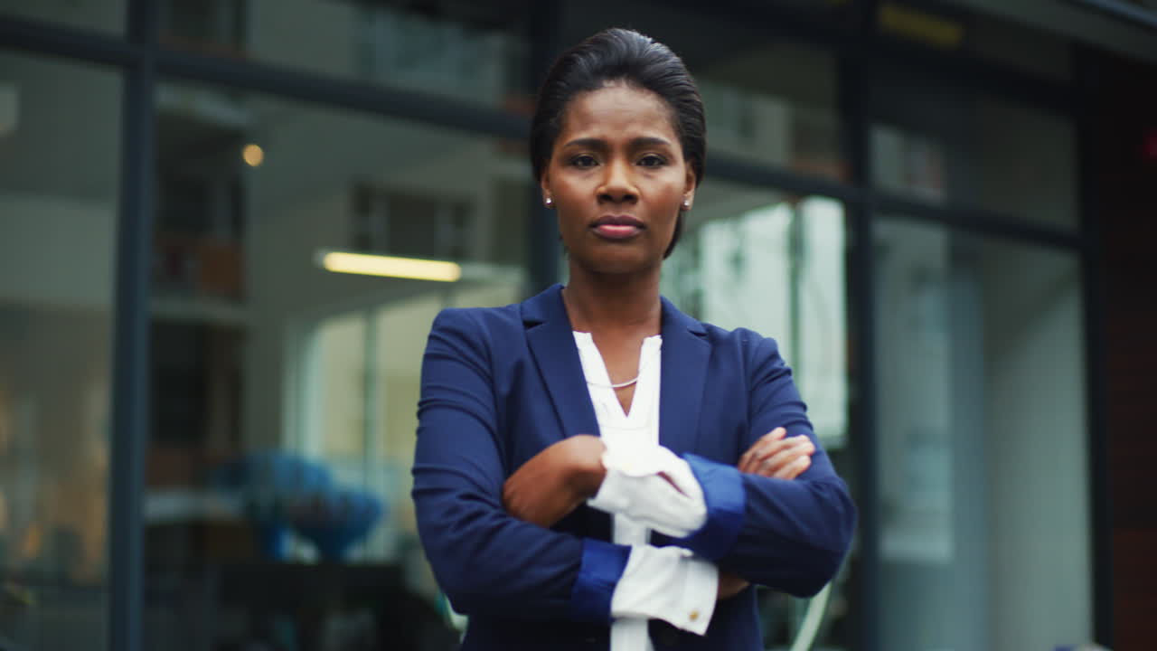 cara, negocios y mujer negra con los brazos cruzados