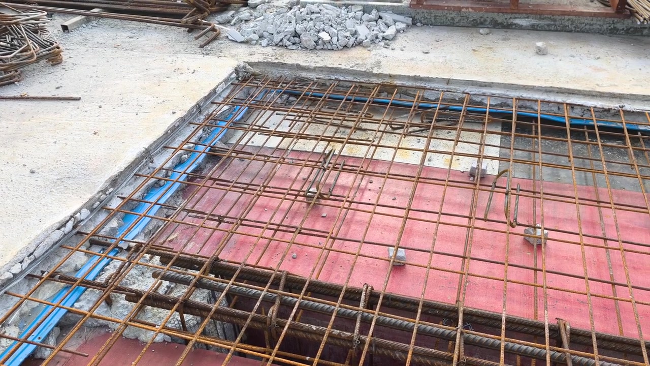 Sebuah Waterstop Karet Biru Dipasang di Sepanjang Sambungan Konstruksi Pelat Beton. Ini Berfungsi sebagai Penghalang untuk Mencegah Masuknya Air Melalui Sambungan Pelat Atap. Pemasangan Ini Memastikan Kedap Air Struktural