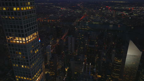 Volar-Alrededor-De-Un-Moderno-Edificio-De-Apartamentos-Alto.-Reveladora-Vista-Panorámica-De-La-Ciudad-Nocturna.-Puente-De-Queensboro-Y-Distrito-De-Queens.-Manhattan,-Ciudad-De-Nueva-York,-Estados-Unidos