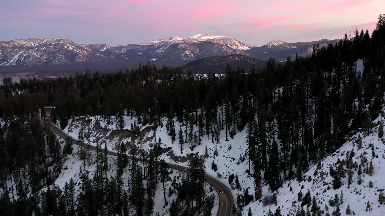 coches circulando por carreteras de montaña con bosques de coníferas en invierno