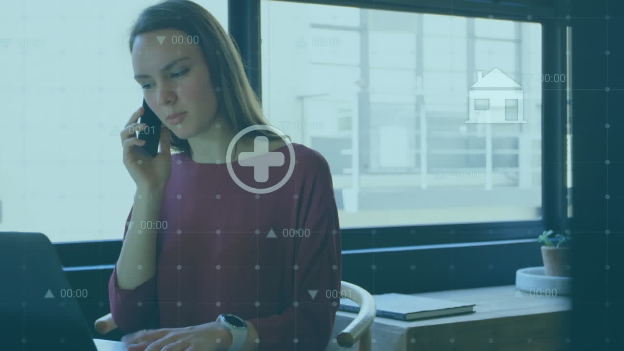 animación del procesamiento de datos sobre una mujer de negocios caucásica hablando por teléfono inteligente en la oficina