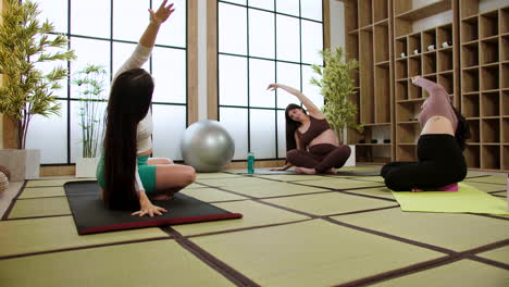 Frauen-Machen-Yoga-Drinnen