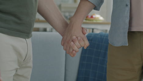 Una pareja de manos en la mano.