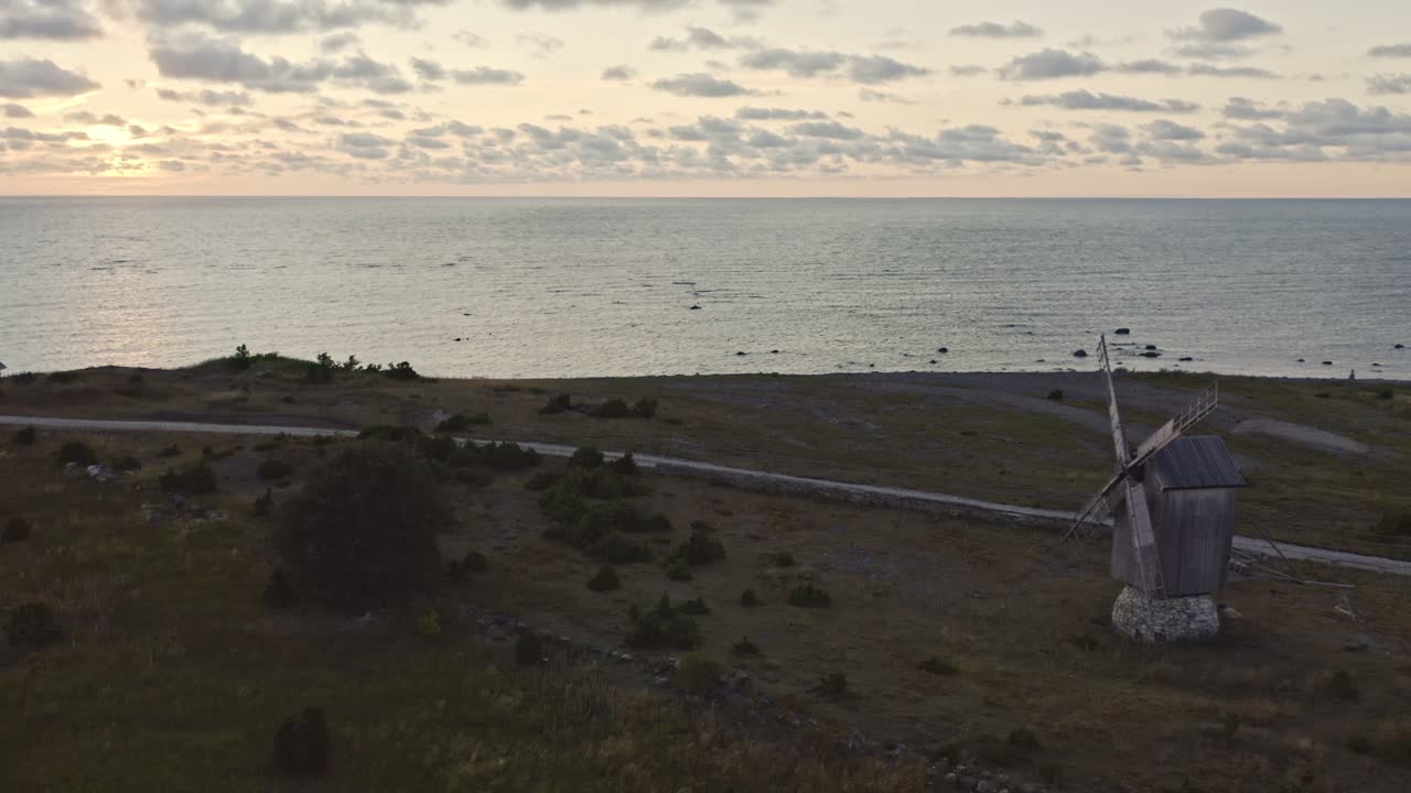 일몰 동안 saaremaa 에스토니아의 바다 근처에 있는 오래된 풍차의 공중