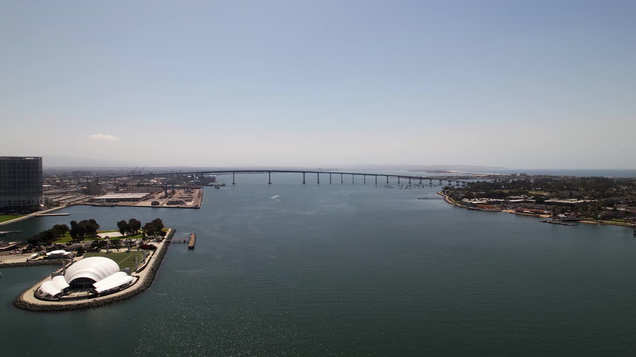 Drone che vola verso est sopra il porto turistico a mezzogiorno verso il Ponte Coronado, catturando imbarcazioni e viste sul lungomare
