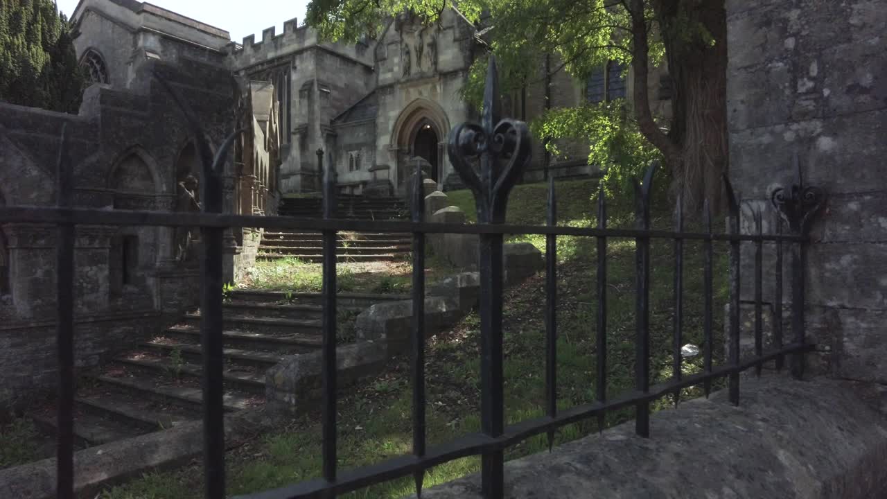 atravesando una vieja valla de hierro forjado en una iglesia del siglo xii en inglaterra