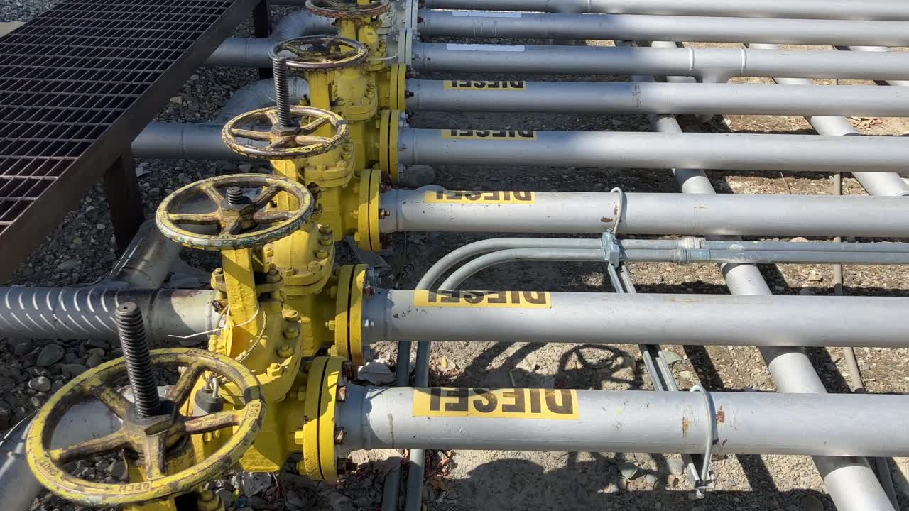 레이블이 지정된 여러 줄의 연료 라인 패닝 샷