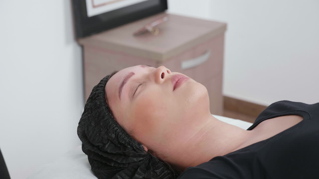 미용실 에서 얼굴 치료 를 받는 여자