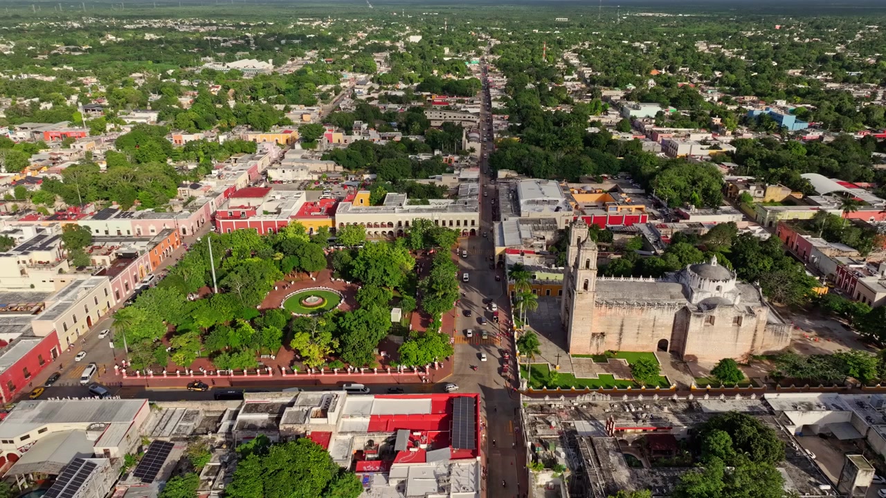 Valladolid, Yucatan, Meksika'daki surlarla çevrili San Bernardino de Siena Manastırı'nın, geniş yeşil avlusu ve taş kemerli geçidiyle havadan görünümü.