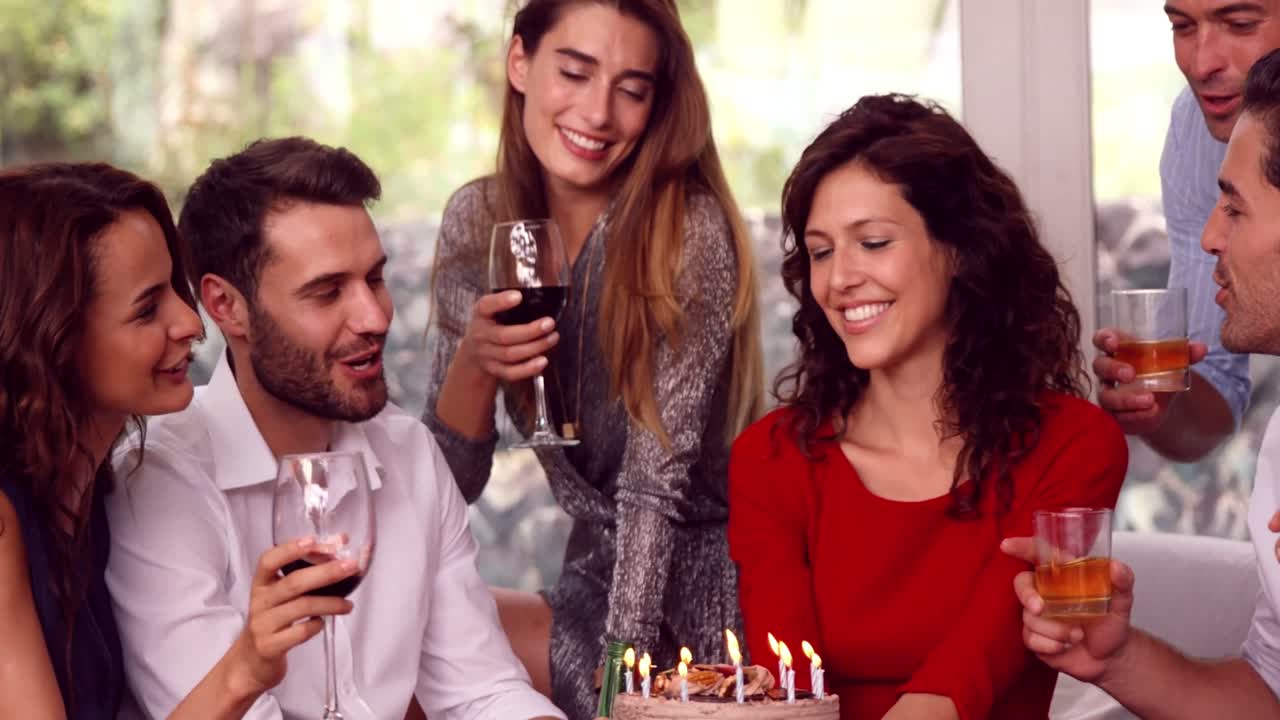 Freunde feiern eine Geburtstagsparty