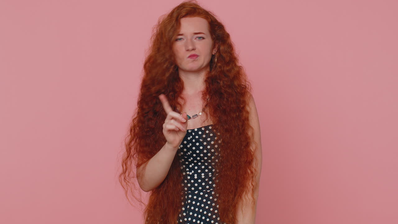 혼란스럽고 화가 난 은 머리 여자가 자신을 손가락으로 가리키고, 거부, 거부 문제, 정지 표지판