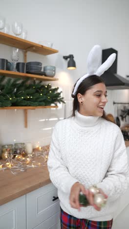una adolescente decorando para navidad en la cocina