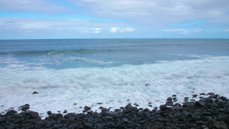 Olas-En-La-Costa-De-Madeira-Playa-Océano-Cielo-Porto-Moniz-Seixal-Rocas-Vacaciones-Viajes