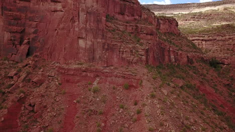 Antena-De-Camino-De-Tierra-Con-Butte-Mesa-Flat-Top-Mountain-En-Un-Hermoso-Día-En-El-Desierto-Suroeste-De-Colorado,-EE.UU.