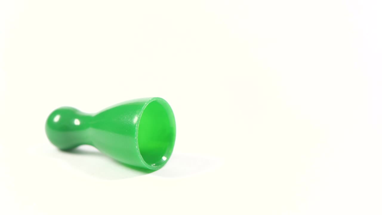 derribar un dedo, derribar una sola pieza de juego verde, derrota, pelea injusta desestabilizando una estructura, agresor, símbolo de comportamiento agresivo, pérdida de equilibrio concepto abstracto, fondo blanco